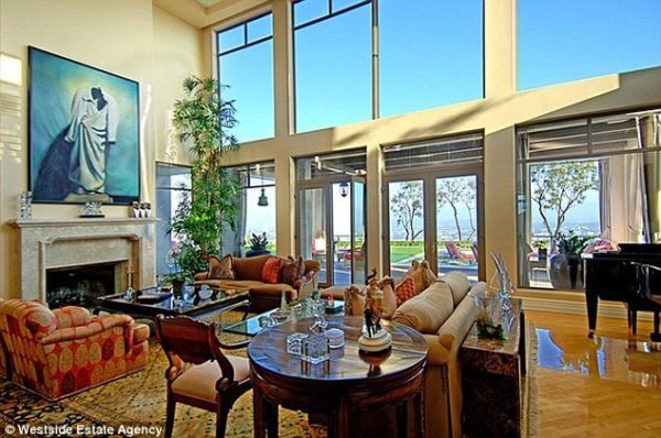 252AFB7000000578-0-image-a-4_1422545192078