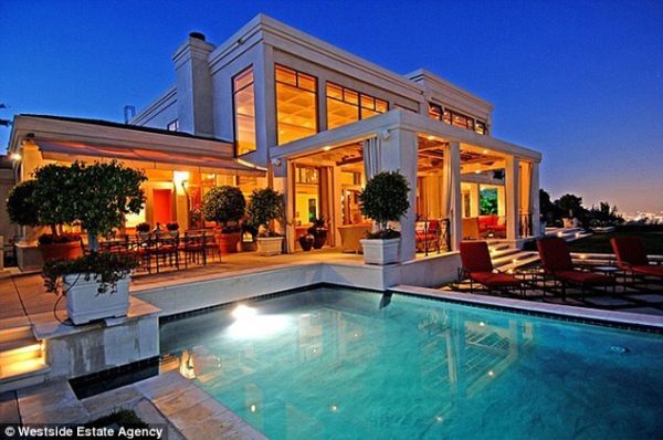 252AFB7800000578-0-image-a-1_1422545159880